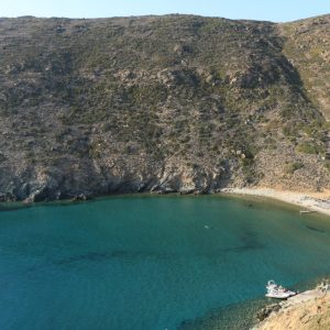 Criques eaux cristallines et sable fin de Sifnos dans les Cyclades
