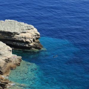 Baignade paradisiaque dans les eaux cristallines de Sifnos en Grèce