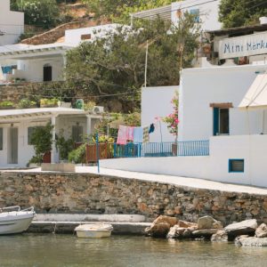 Minimarket au bord de la mer à Sifnos dans les Cyclades en Grèce