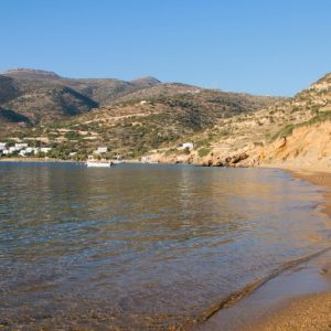 Crique sauvage et plage à Sifnos : le calme des îles grecques