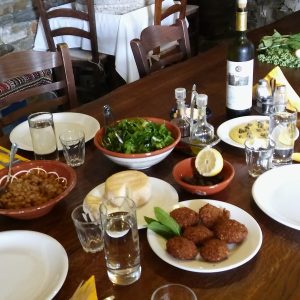 Les plats traditionnels des cyclades, à découvrir lors d'un cours de cuisine grecque à Sifnos