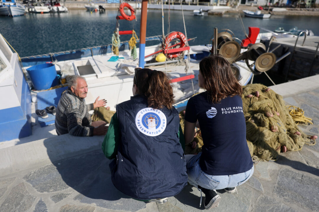 Pêcheur à Amorgos discutant avec des chercheurs du Cyclades Reservation Fund et de la Blue Marine Foundation