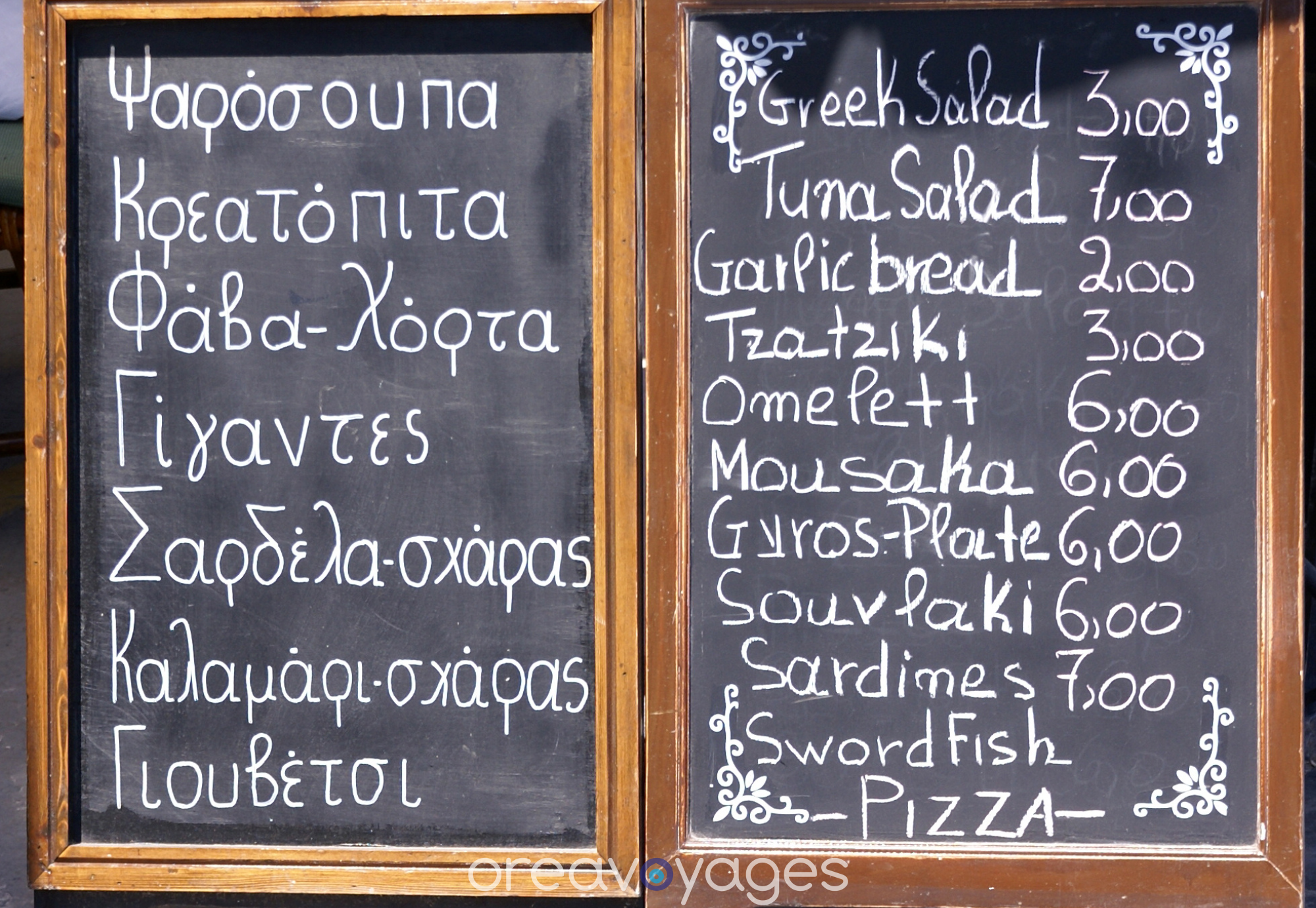 Terrasse de café grec avec menu en grec