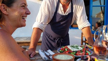 Touriste communiquant en grec avec un habitant local en Grèce