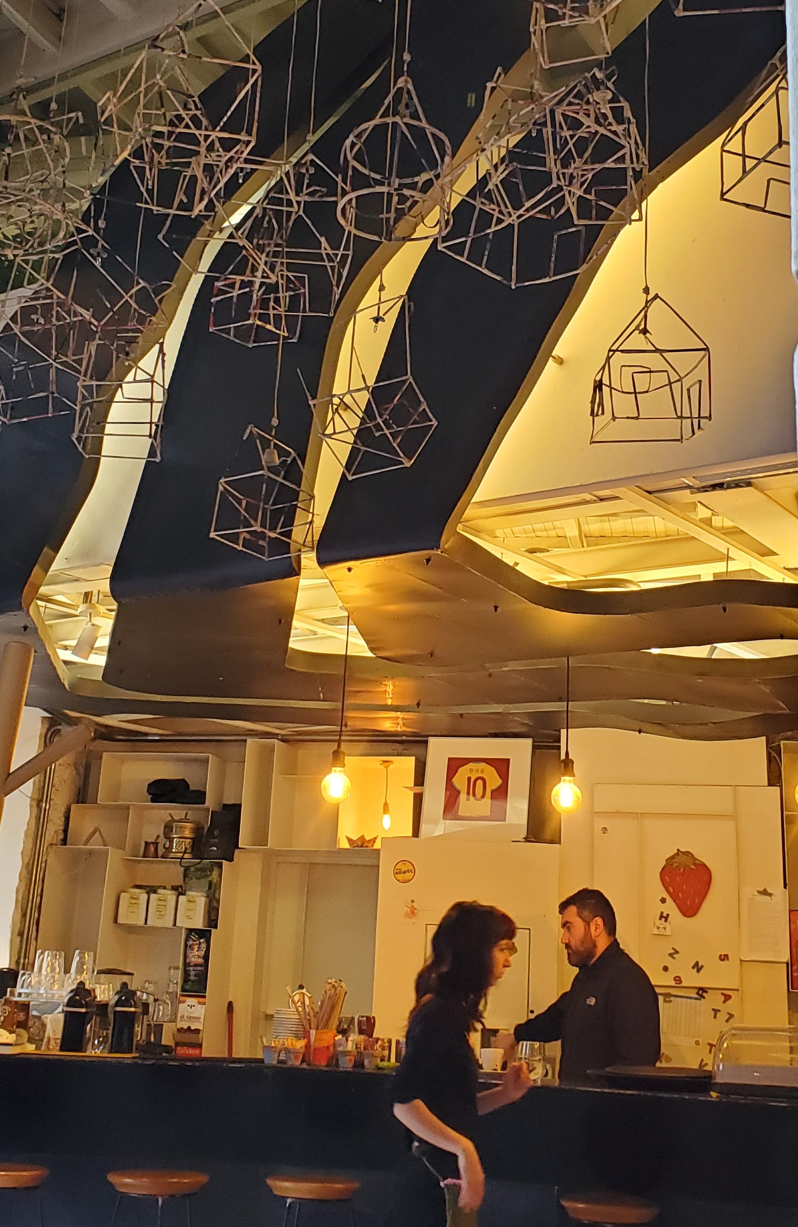 Intérieur de Shedia Home et son installation artistique en matériaux recyclés, Athènes