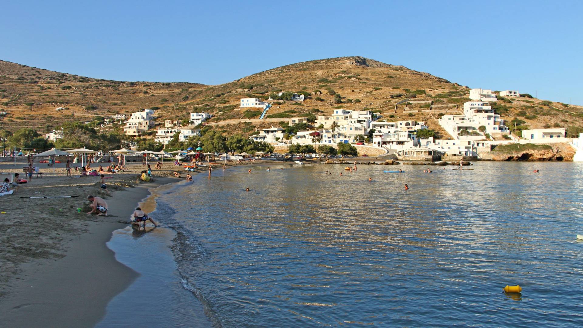 Baignade et paysage de mer dans les Cyclades, à Sikinos